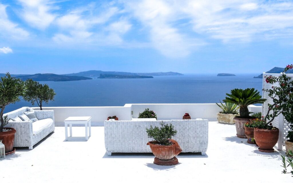 Terrazza con piante al mare