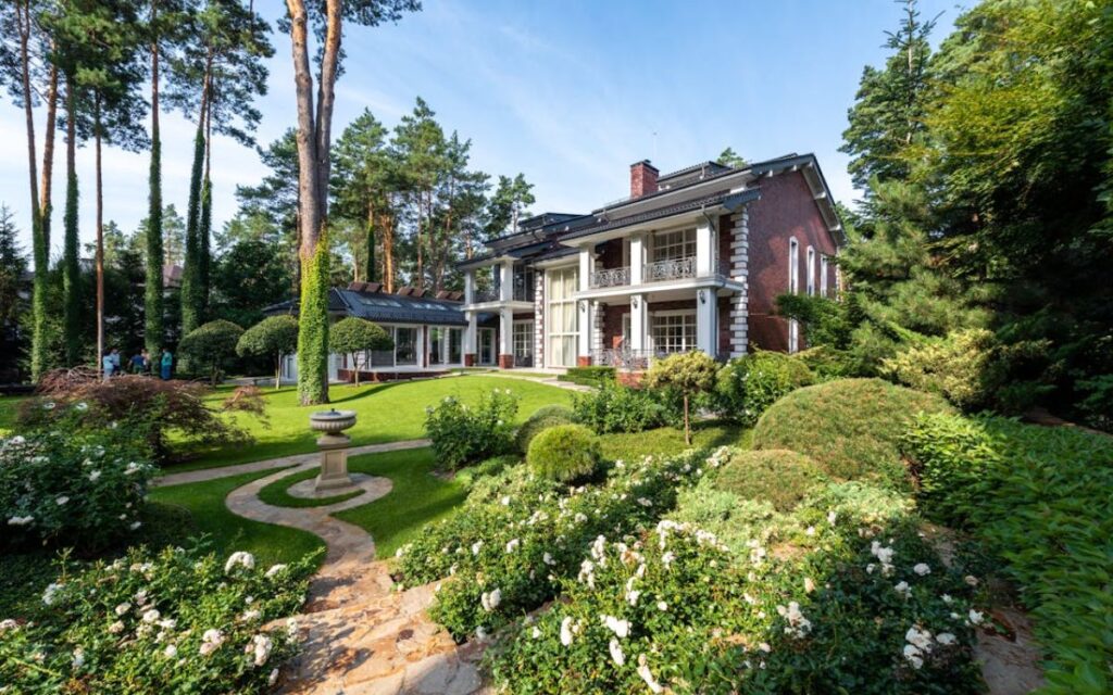 Come avere un giardino bello tutto l’anno: progettazione, piante e manutenzione