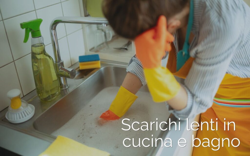 Scarichi lenti in cucina e bagno: i segnali da non ignorare in casa